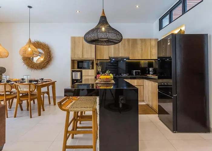Luna 4br Dual Living, Pool & Bbq Villa Seminyak