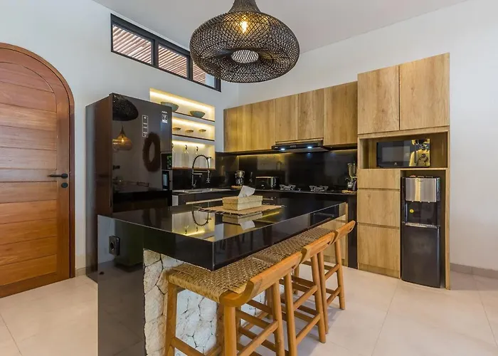 Luna 4br Dual Living, Pool & Bbq Villa Seminyak