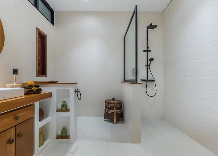 Luna 4br Dual Living, Pool & Bbq スミニャック