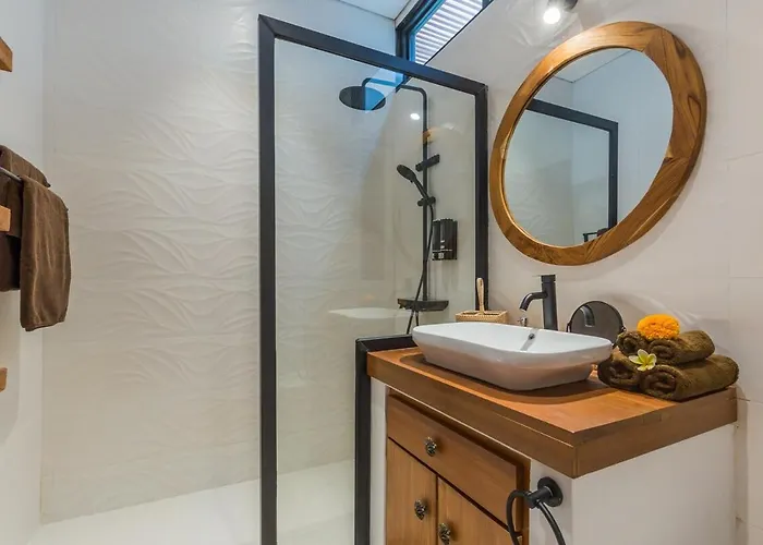 Villa Luna 4br Dual Living, Pool & Bbq Seminyak