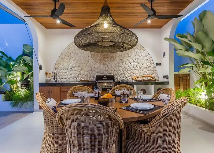 Luna 4br Dual Living, Pool & Bbq Villa Seminyak